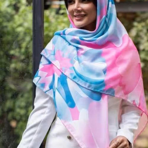روسری نخی دور دوز محصولی از برند ایرانی قواره بزرگ، با تم رنگی صورتی و آبی خاص، شاداب و جذاب مخصوص خانم های خوش سلیقه