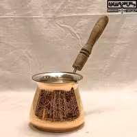 قهوه جوش مسی طرحدار شکمی دسته چوبی نانو | سایز 3 _ 670cc | مدل لاته