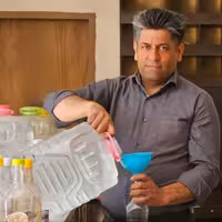 گلاب قمصر کاشان(عیار 60)( از 60 کیلو گل مرغوب قمصر 40 لیتر برداشت کردم)