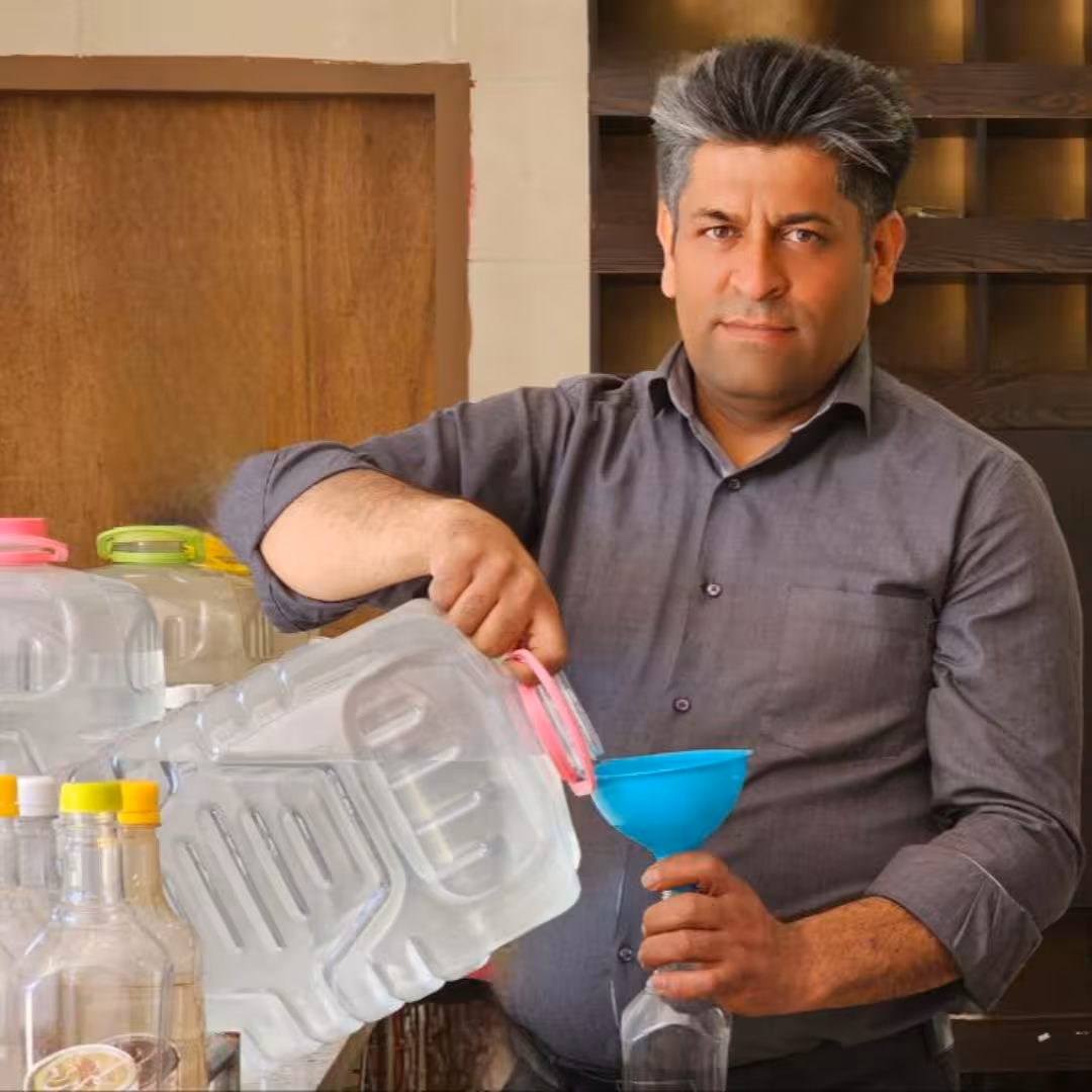 گلاب قمصر کاشان(عیار 60)( از 60 کیلو گل مرغوب قمصر 40 لیتر برداشت کردم)