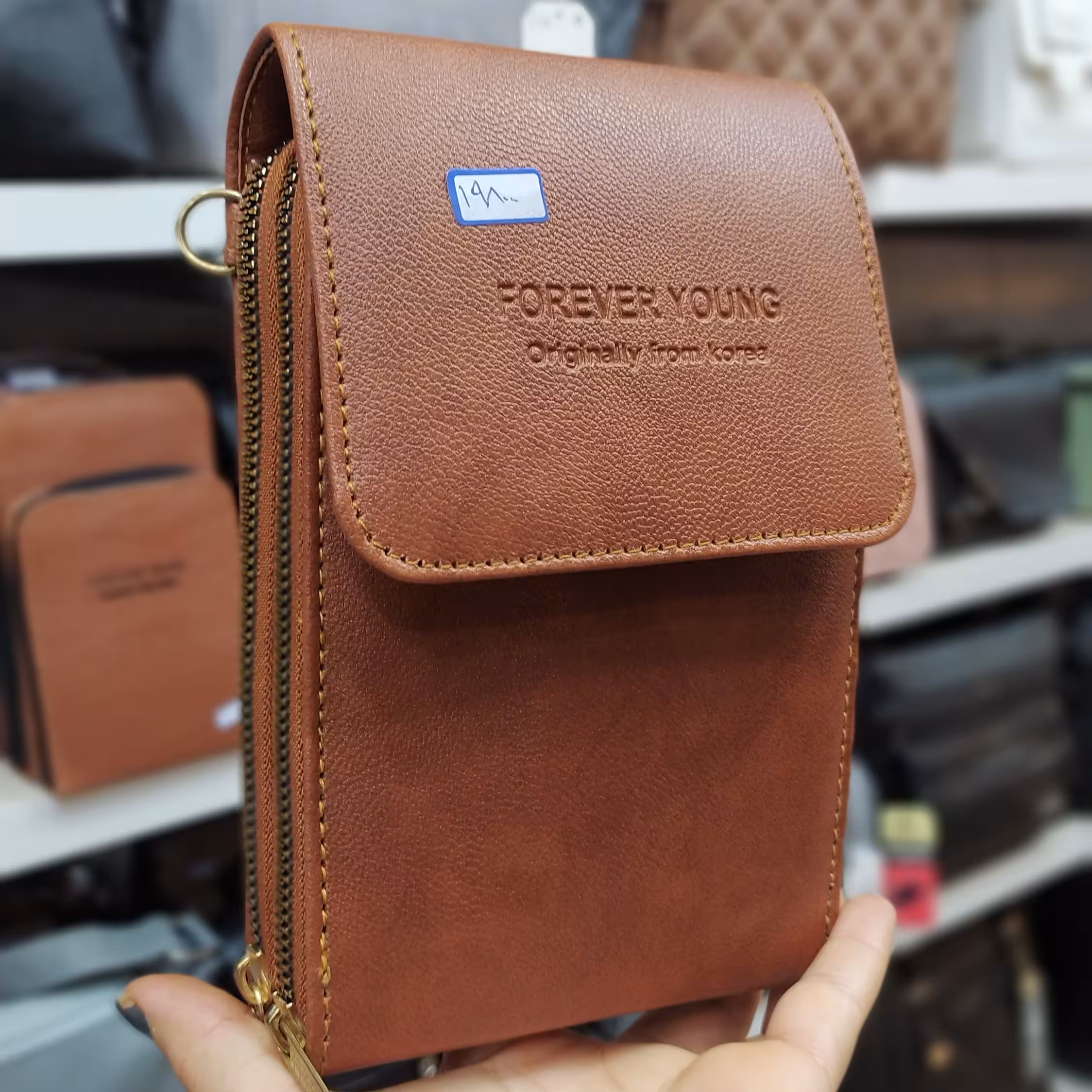 کیف دوشی دخترانه دوزیپ پشت کار جاکارتی رنگ توسی و عسلی موجود بند چرم 