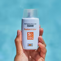 ضد آفتاب صورت فاقد رنگ، برند ایزدین، مدل Fusion Water، حجم 50 میلی لیتر