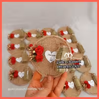 گیفت حنا مدل کنفی میتونید بجای حنا از گل محمدی و نبات یا  نقل استفاده کرد همراه با لیبل اسم و تاریخ رنگبندی متنوع 