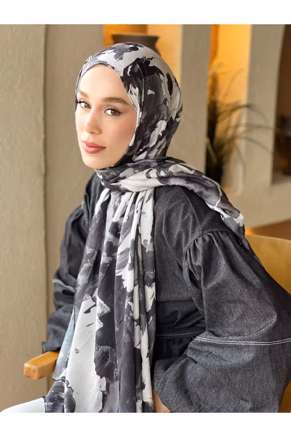 شال بامبو با طراحی آب‌رنگی انتزاعی - 6024