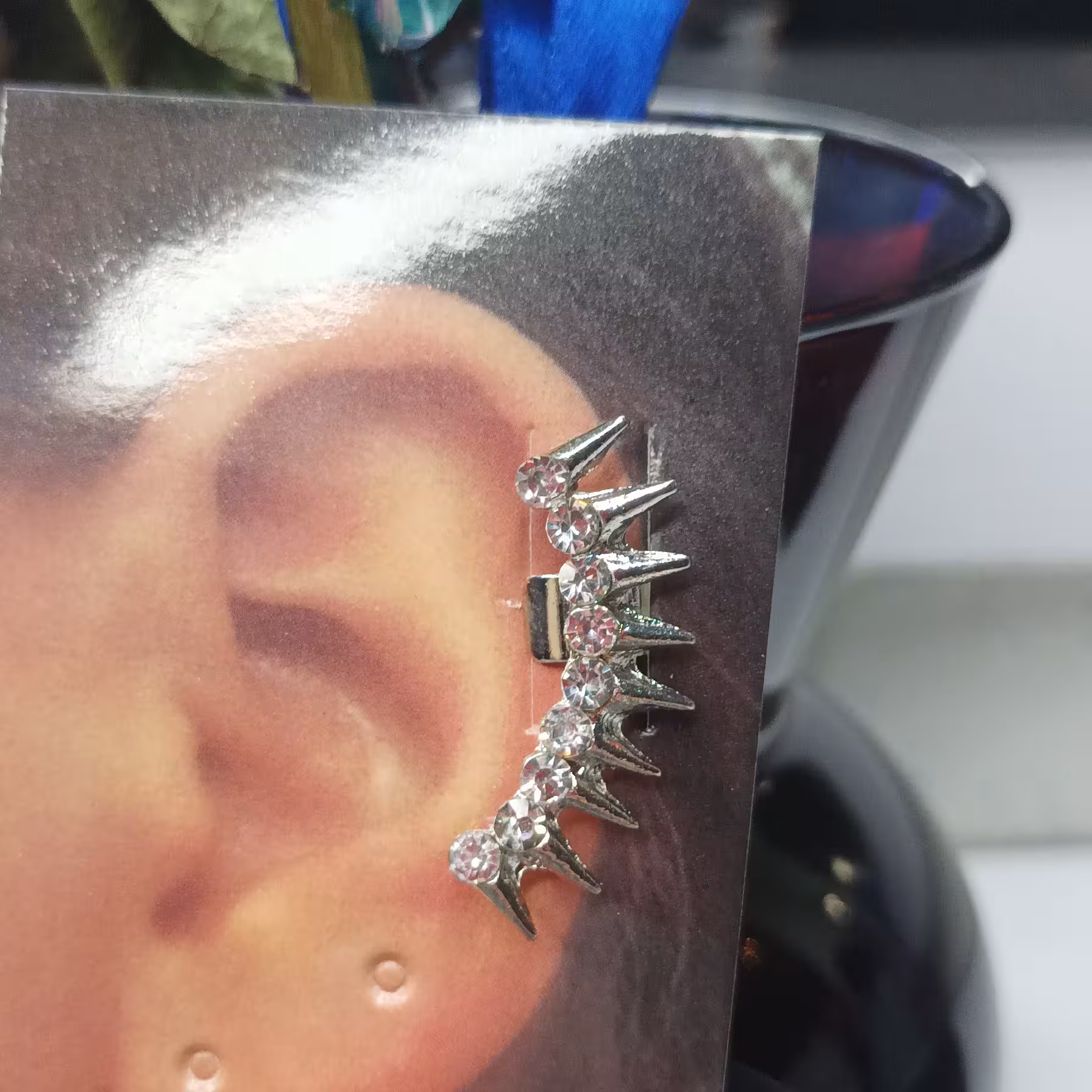 گوشواره فیک تیغ دار نگین 