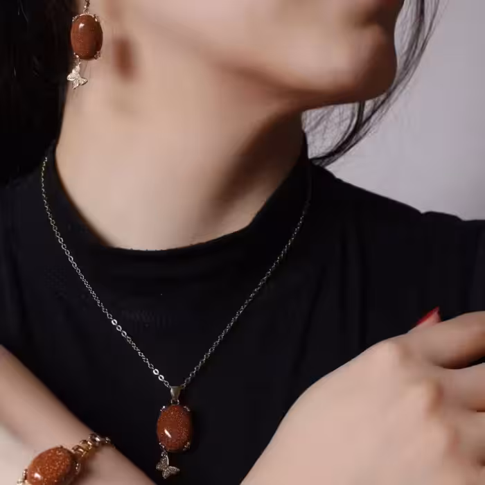 نیمست و دستبند پروانه آویز. دلربا. رنگ ثابت دآبکاری طلا. ضدحساسیت.با زنجیر