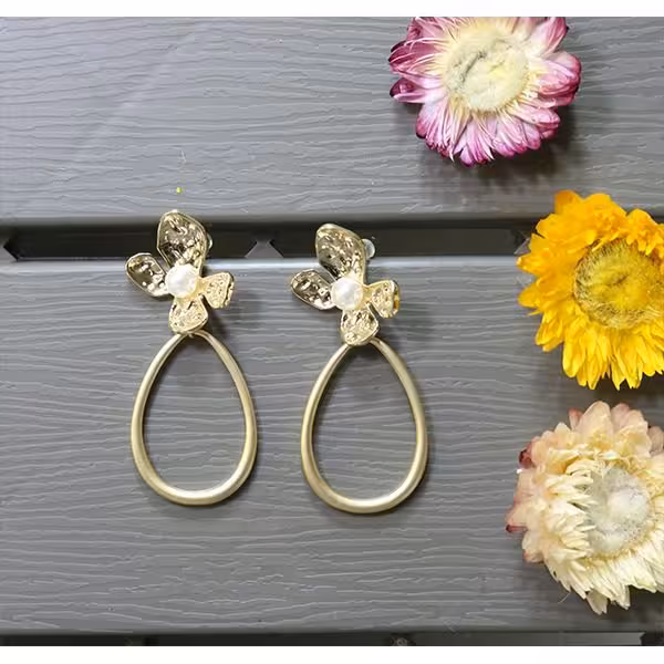 گوشواره میخی پروانه و مروارید طلایی