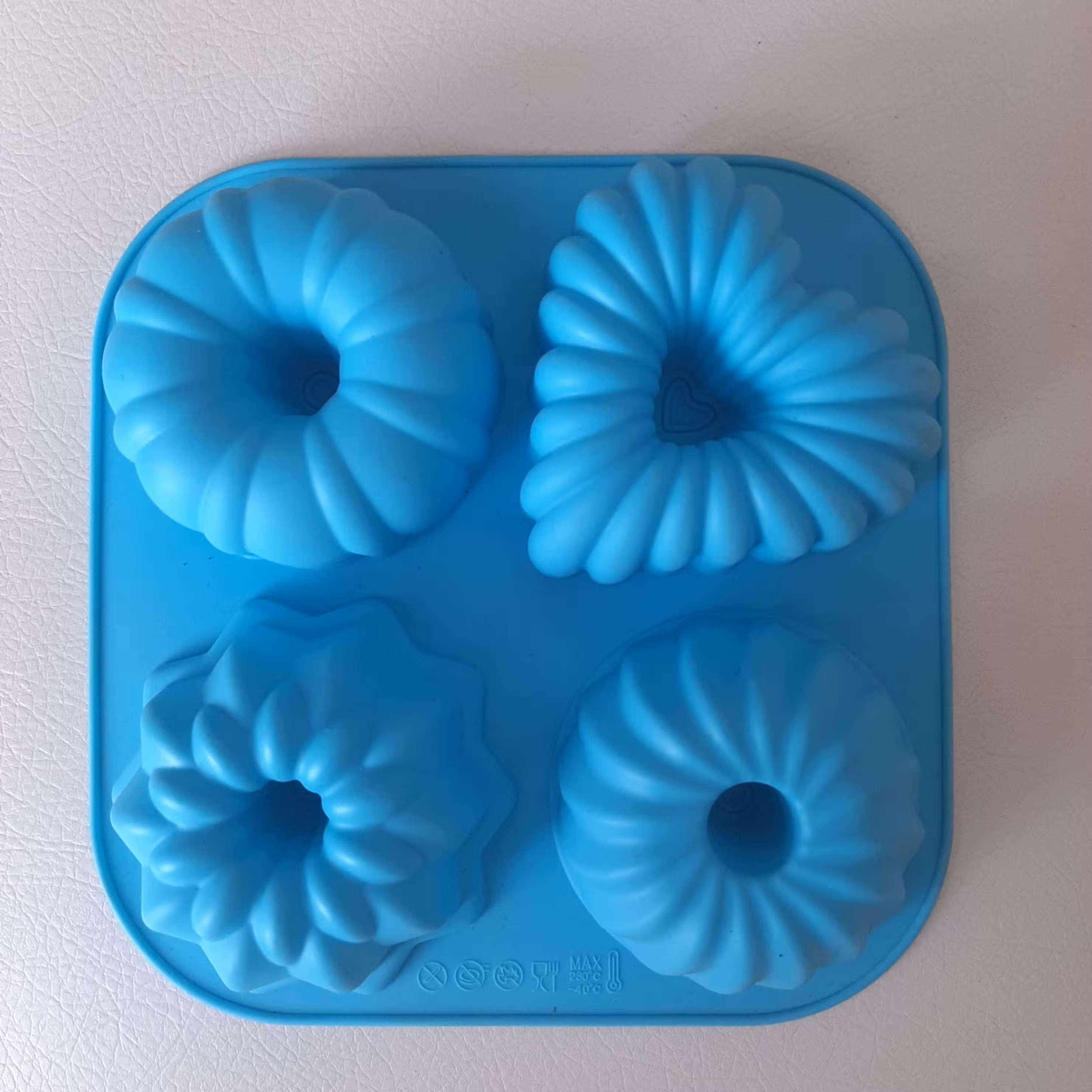 قالب سیلیکونی 4طرح مناسب دسرهای تک نفره و فینگرفود و ته چین قابل استفاده در فر