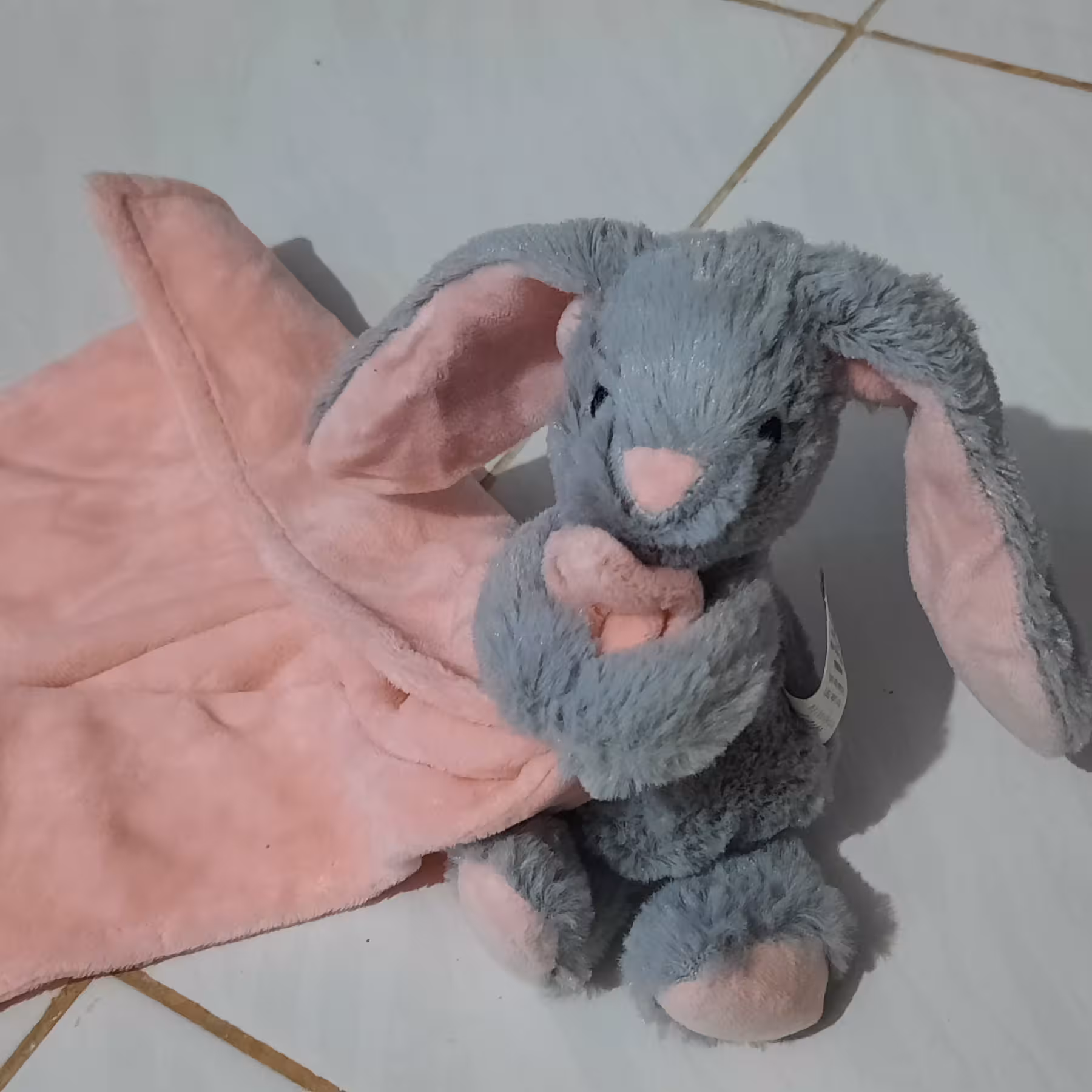 حوله عروسکی خرگوش خاکستری