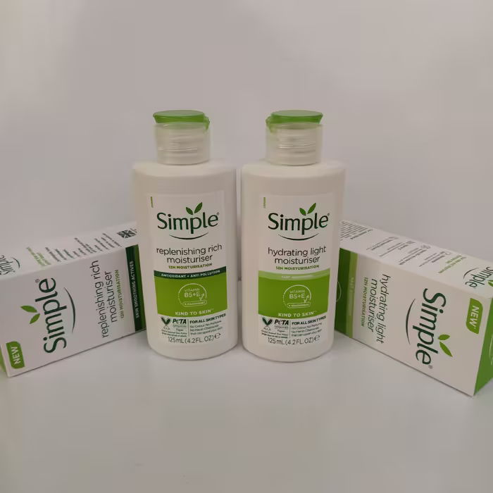 آبرسان و مرطوب کننده پوست سیمپل مدل Hydrating Light Moisturiser