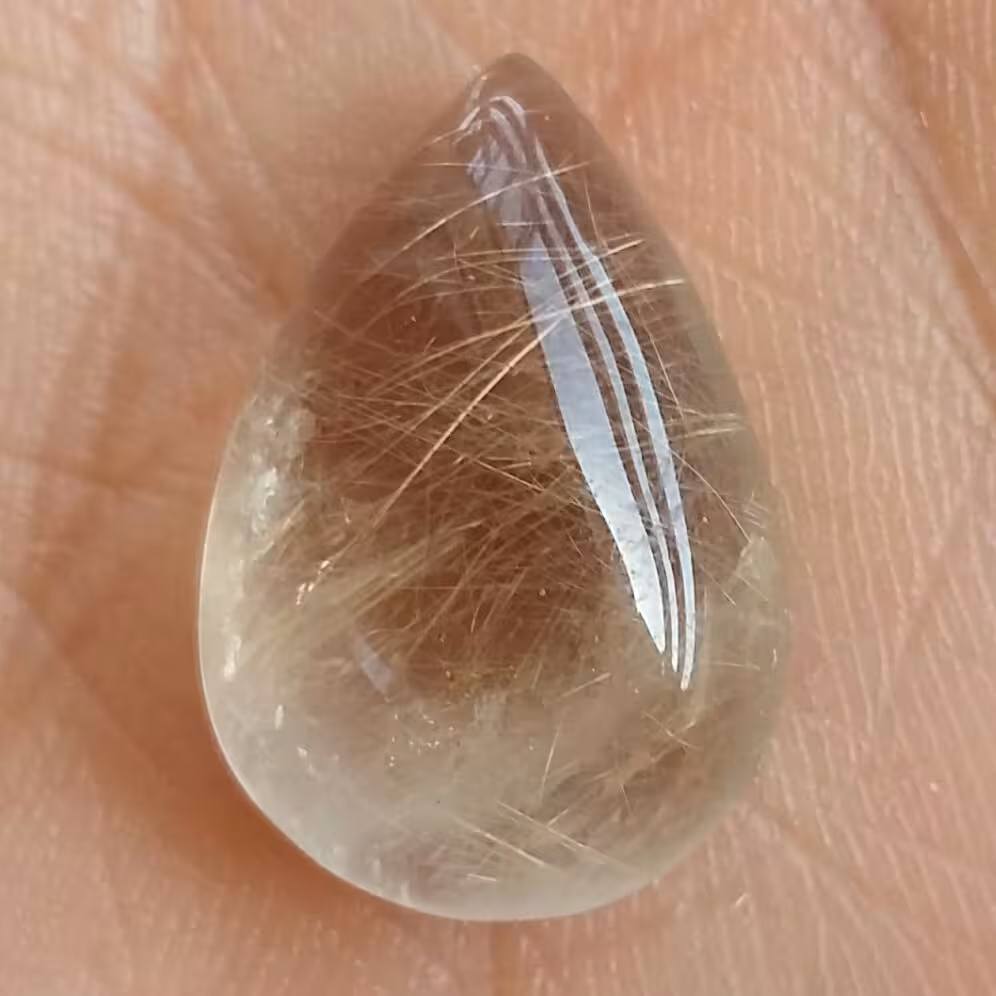 نگین روتایل کوارتز طلایی بسیار زیبا طبیعی و بدون بهسازی با موهای طلایی خااااااص تراش دامله اشکی شاهکار خلقت
 