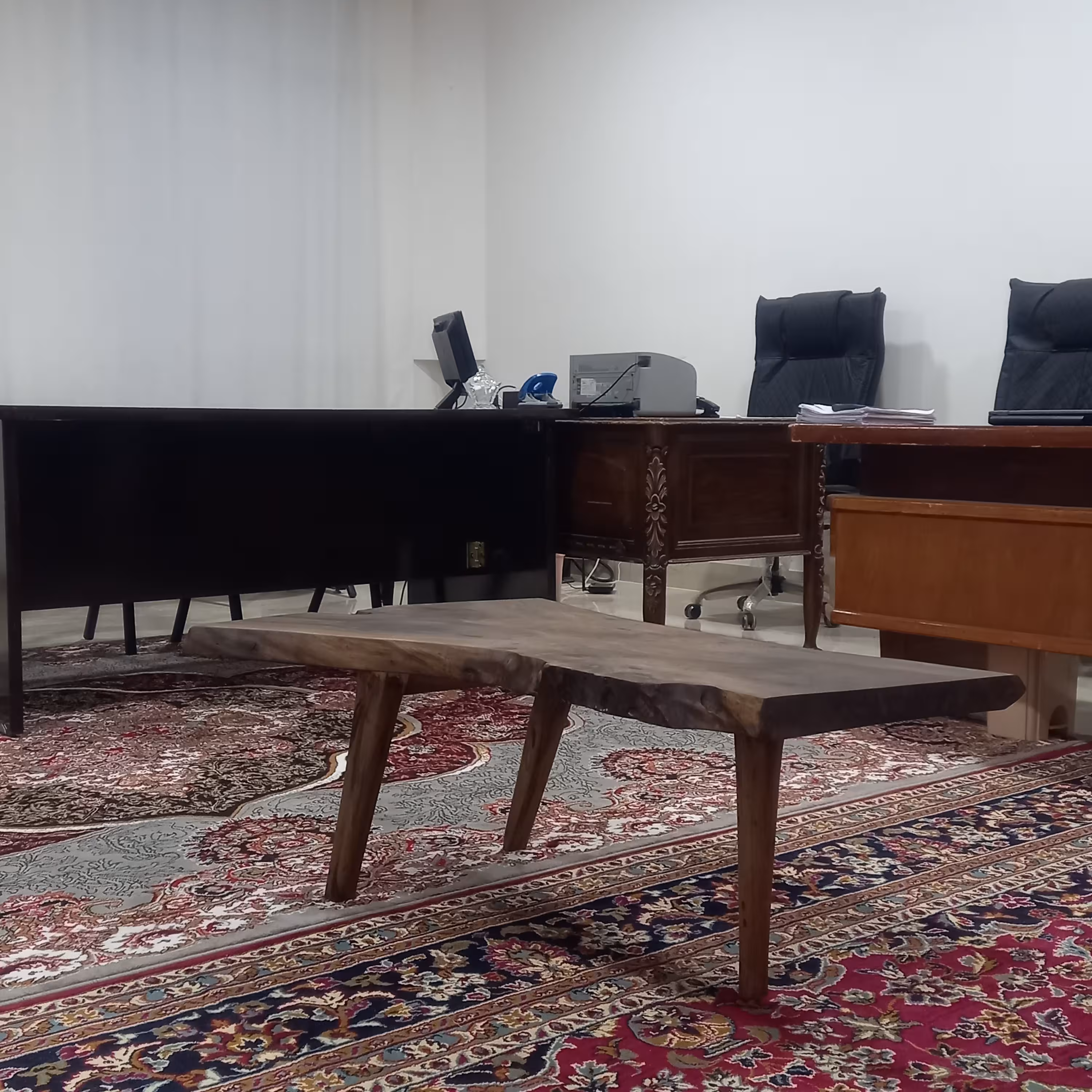 میزی جلو مبلی