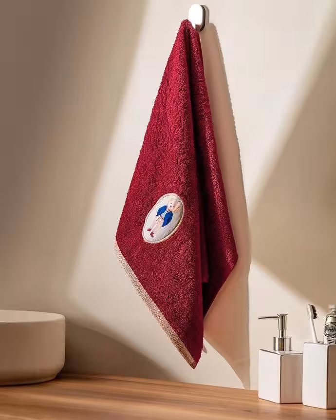 حوله صورت مادام کوکو طرح Billie سایز 50×70 سانتی متر