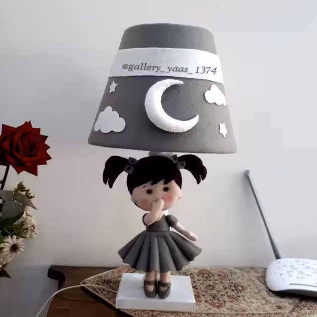 آباژور کودک با پایه چوب خراطی شده و کلاهک تلقی با روکش نمد ارتفاع 42 سانتی متر