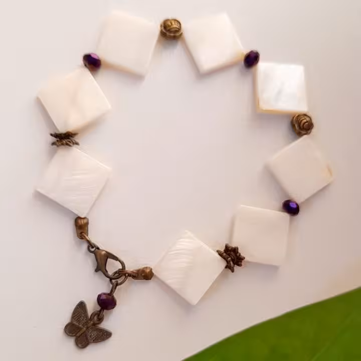 دستبند بسیتر زیبای صدفی ، دست ساز کار شده با سنگ صدف مربعی و کریستال و برنز.نمای