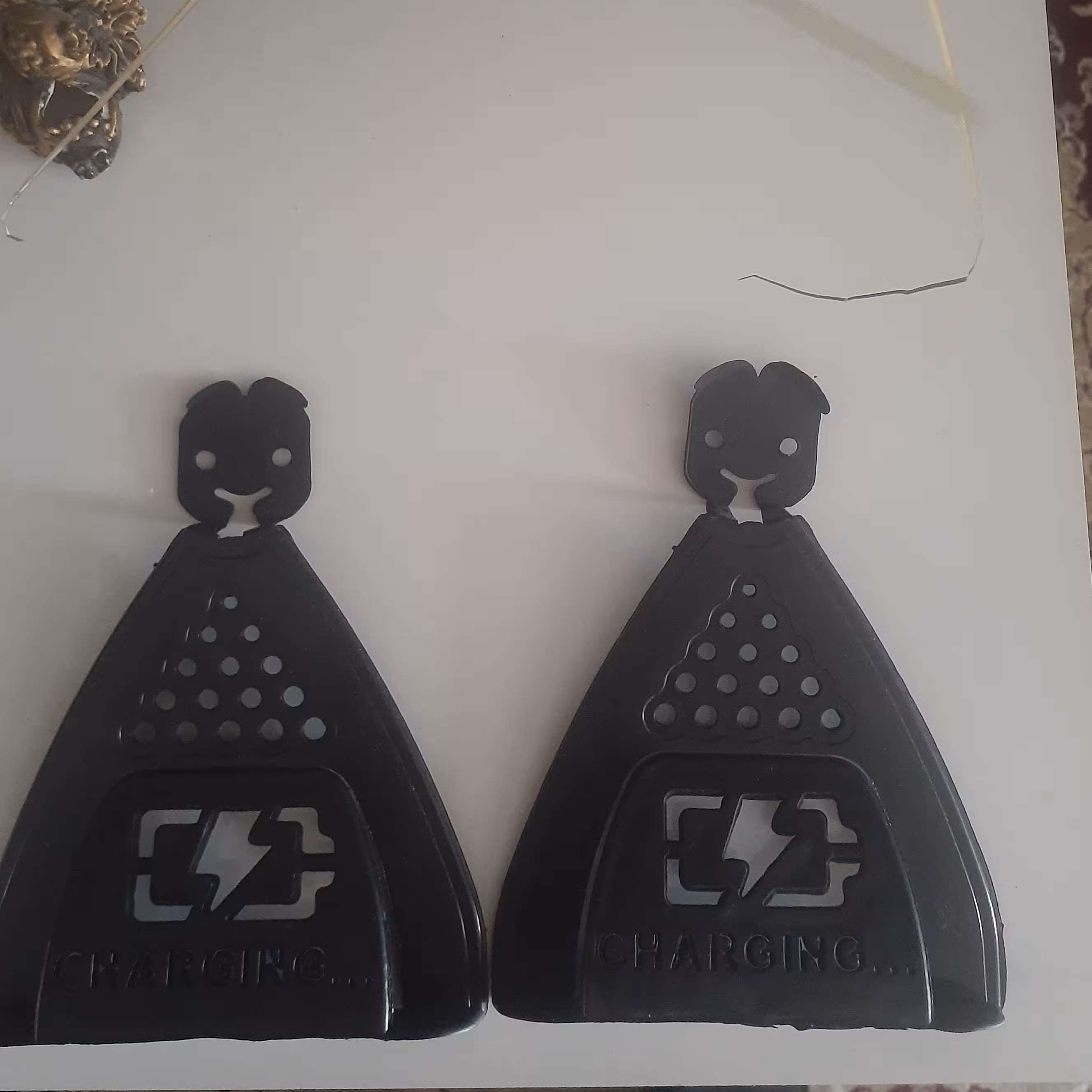 شارژینگ بسته دوعددی وسیله ای جهت نگهداری گوشی در حال شارژ  جلوگیری از خراب شدن و زخمی شدن سیم 