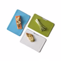 ست 3 عددی تخته برش Joseph Joseph مدل Folio Slim | طراحی باریک و نصب زیر کابینت برای صرفه‌جویی در فضا | شامل 3 تخته برش رنگی با کدگذاری بهداشتی | سطح مقاوم در برابر خط و خش و سازگار با تیغه چاقو | پایه نگهدارنده با طراحی شیب‌دار و میله استیل برای دسترسی آسان | مناسب برای آشپزخانه‌های کوچک و مدرن