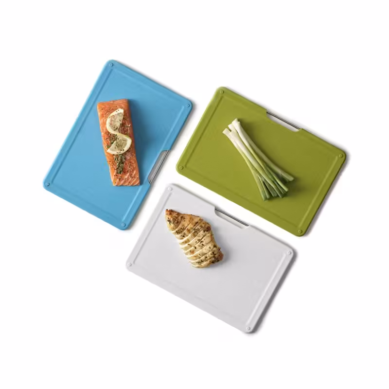 ست 3 عددی تخته برش Joseph Joseph مدل Folio Slim | طراحی باریک و نصب زیر کابینت برای صرفه‌جویی در فضا | شامل 3 تخته برش رنگی با کدگذاری بهداشتی | سطح مقاوم در برابر خط و خش و سازگار با تیغه چاقو | پایه نگهدارنده با طراحی شیب‌دار و میله استیل برای دسترسی آسان | مناسب برای آشپزخانه‌های کوچک و مدرن