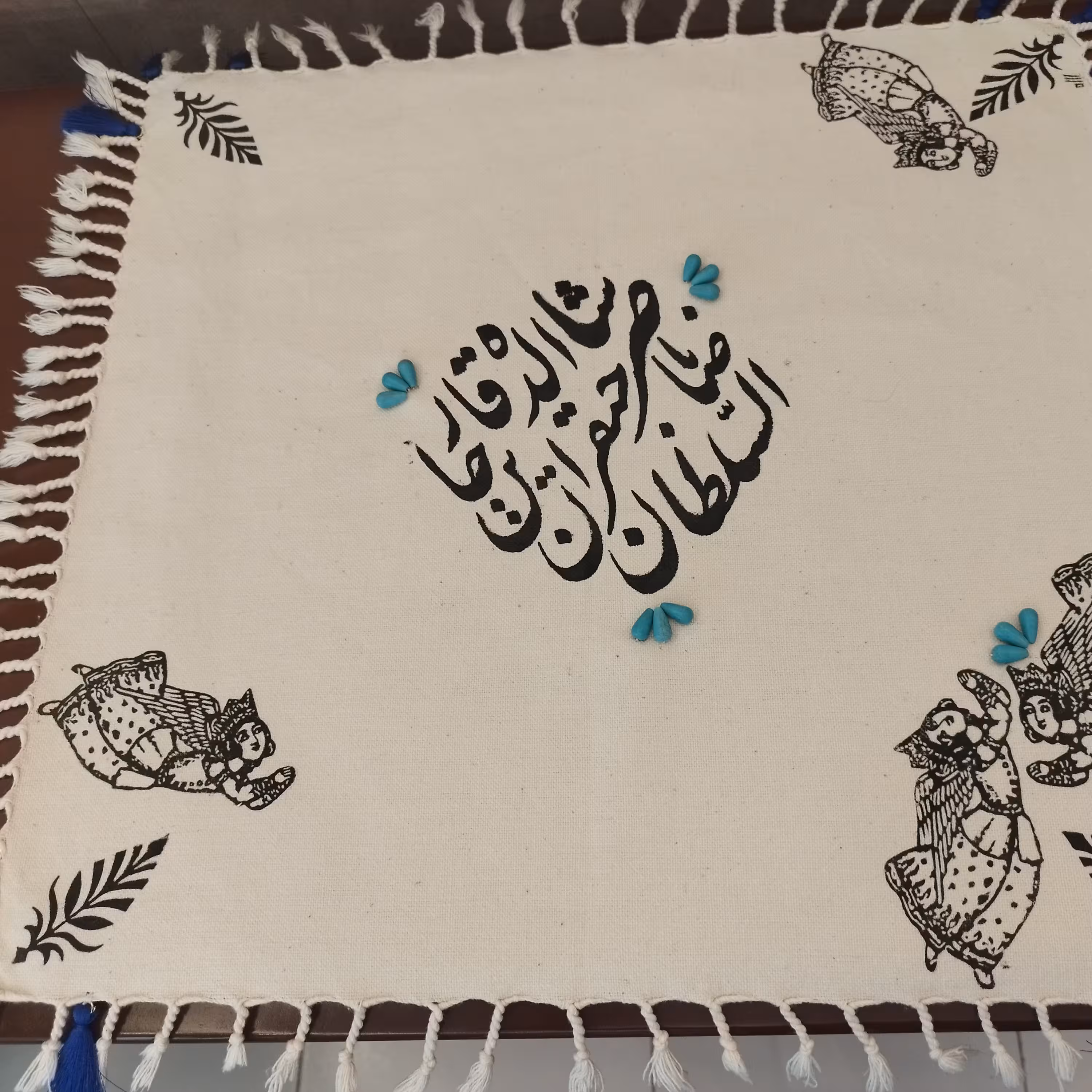 رومیزی متقال نقاشی دست ابعاد 45در43