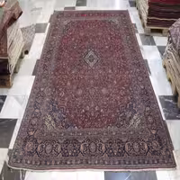 فرش دستباف آنتیک قزوين طرح لچک و ترنج سایز قالي رنگ زمینه لاكي رنگ حاشیه سرمه اي کد 39561