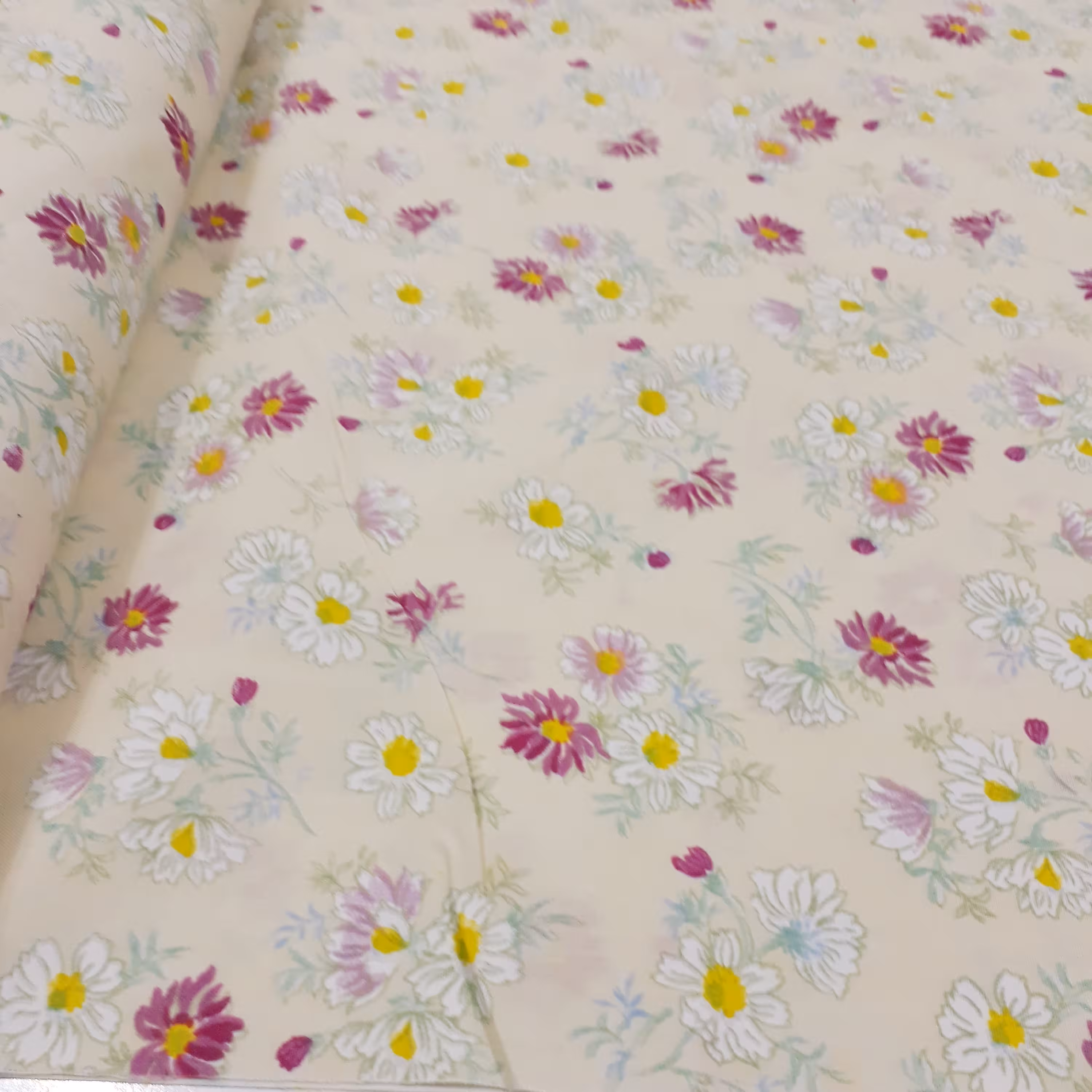 پارچه تترون گلدار زمینه شیری مایل به رنگ کرمی