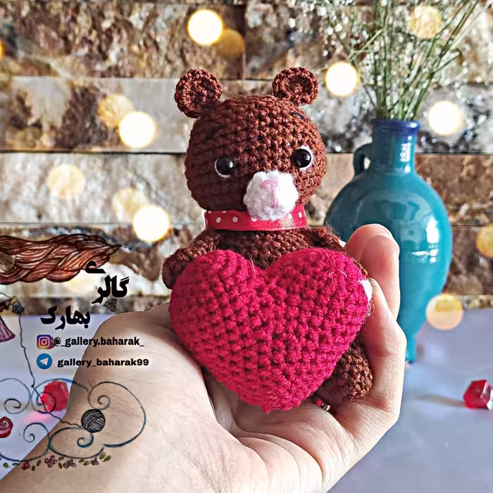 عروسک بافتنی خرس عاشق