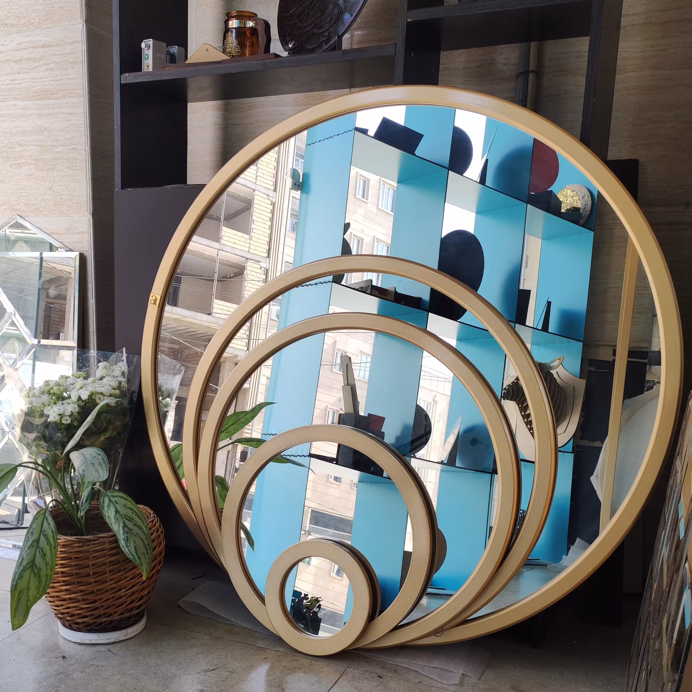 آینه گرد دکوری دیواری با قاب طلایی قطر 60 سانت