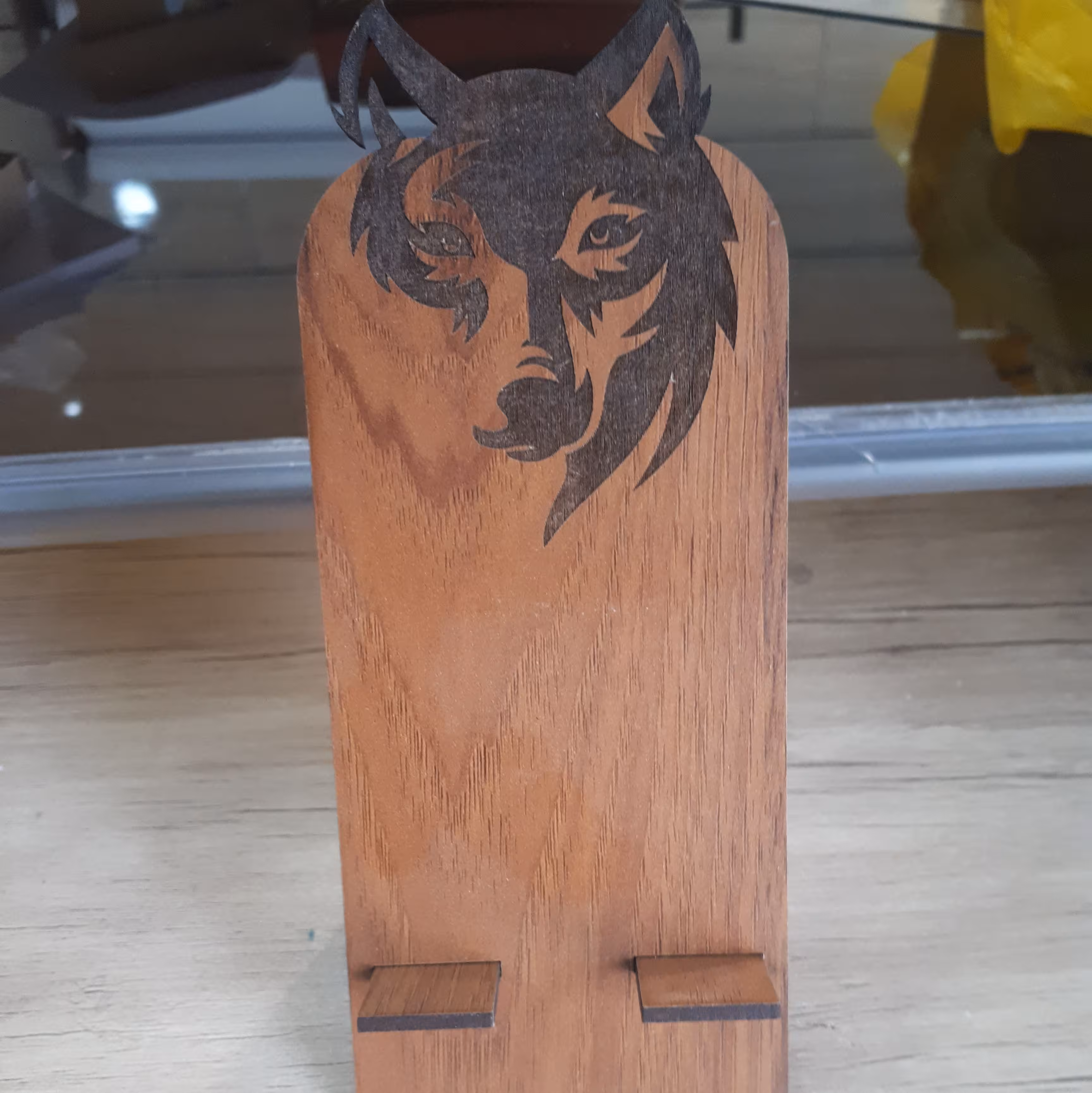 استند موبایل چوبی طرح گرگ ( پایه نگهدارنده موبایل )