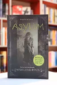 Asylum-Book1 اثر Madeleine Roux