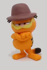 فیگور گارفیلد دست به سینه ایستاده با کلاه Garfield