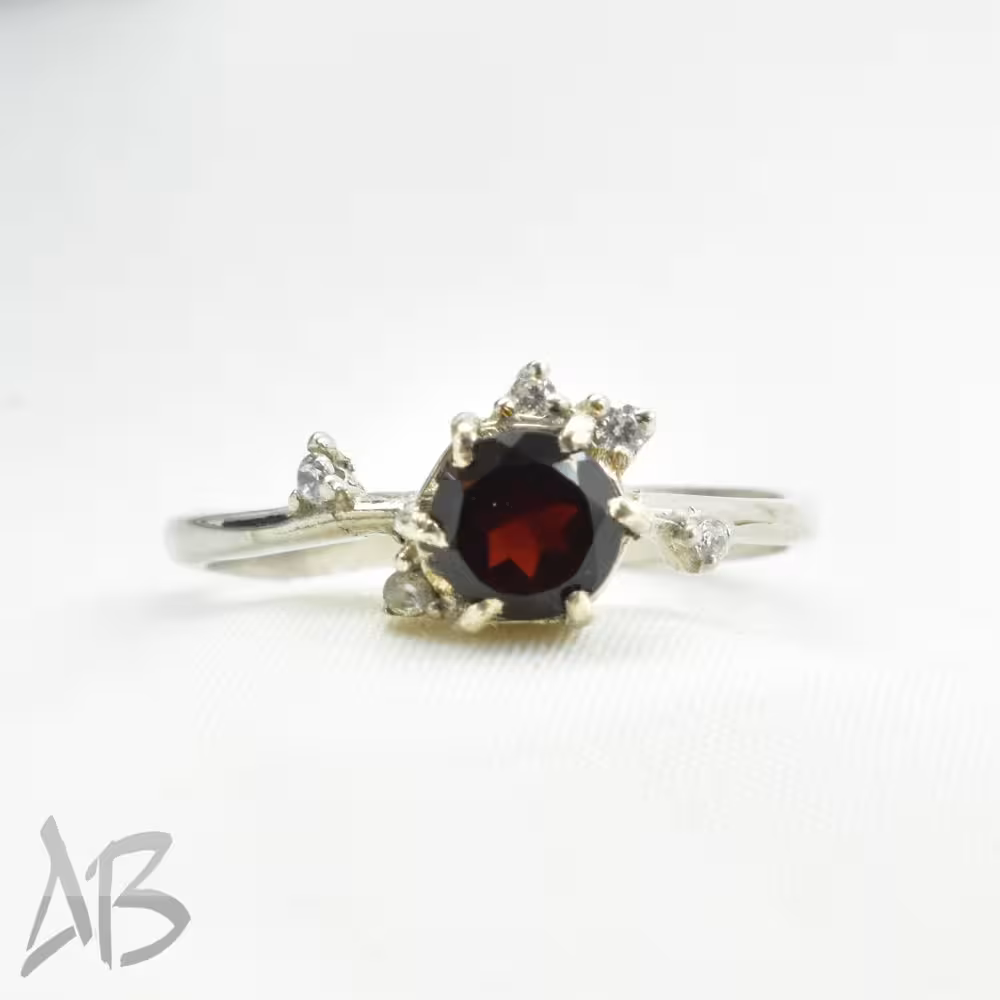 انگشتر نقره زنانه طرح جدید بسیار زیبا با نگین گارنت یا هسونایت اصل آقابزرگ کد 671