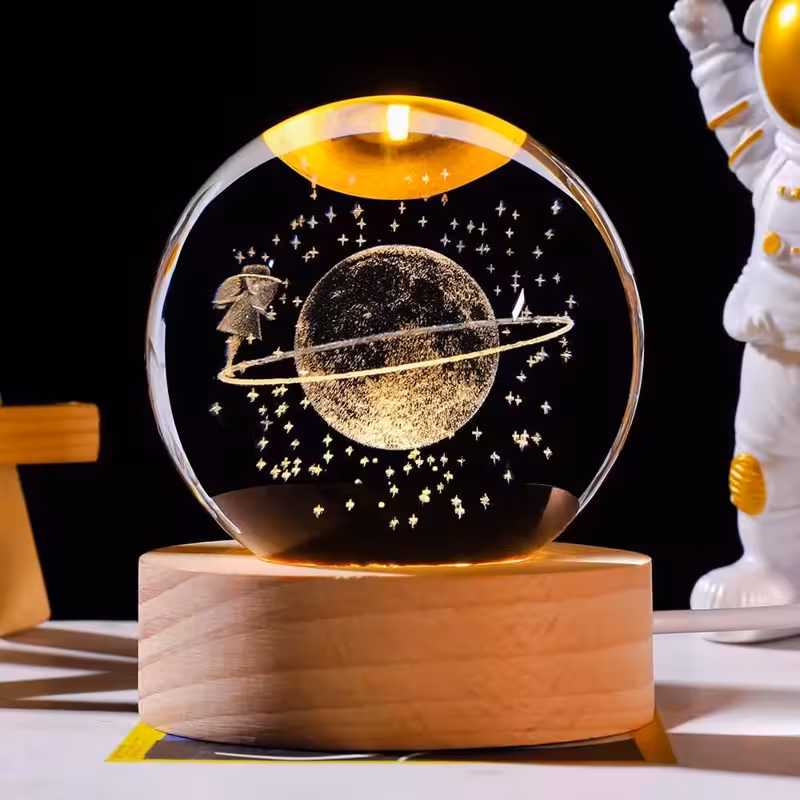 چراغ خواب گوی کریستال طرح ماه و فرشته سایز 6 با پایه چوبی و کلید پاور