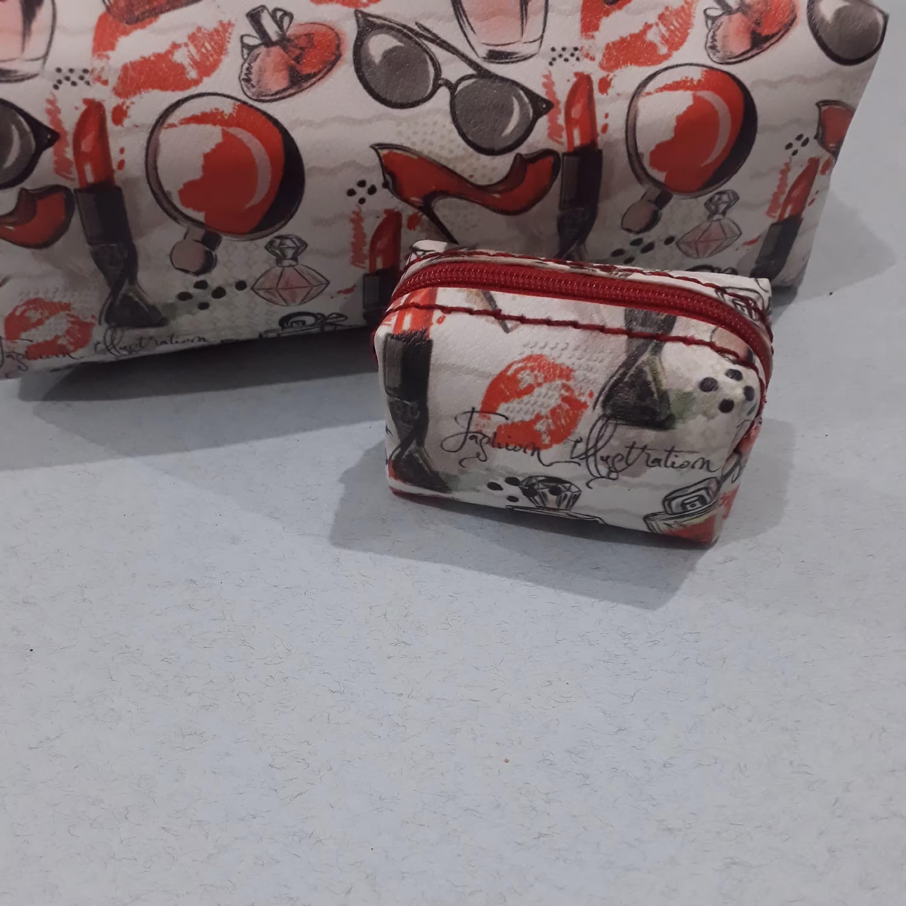 جای هندزفری طرح لوازم آرایش 