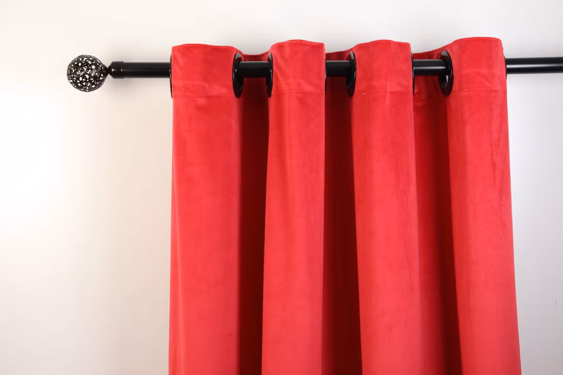 پرده آماده  مخمل کالیفرنیا رنگ قرمز دوخت پانچ 1.50 در 2.80