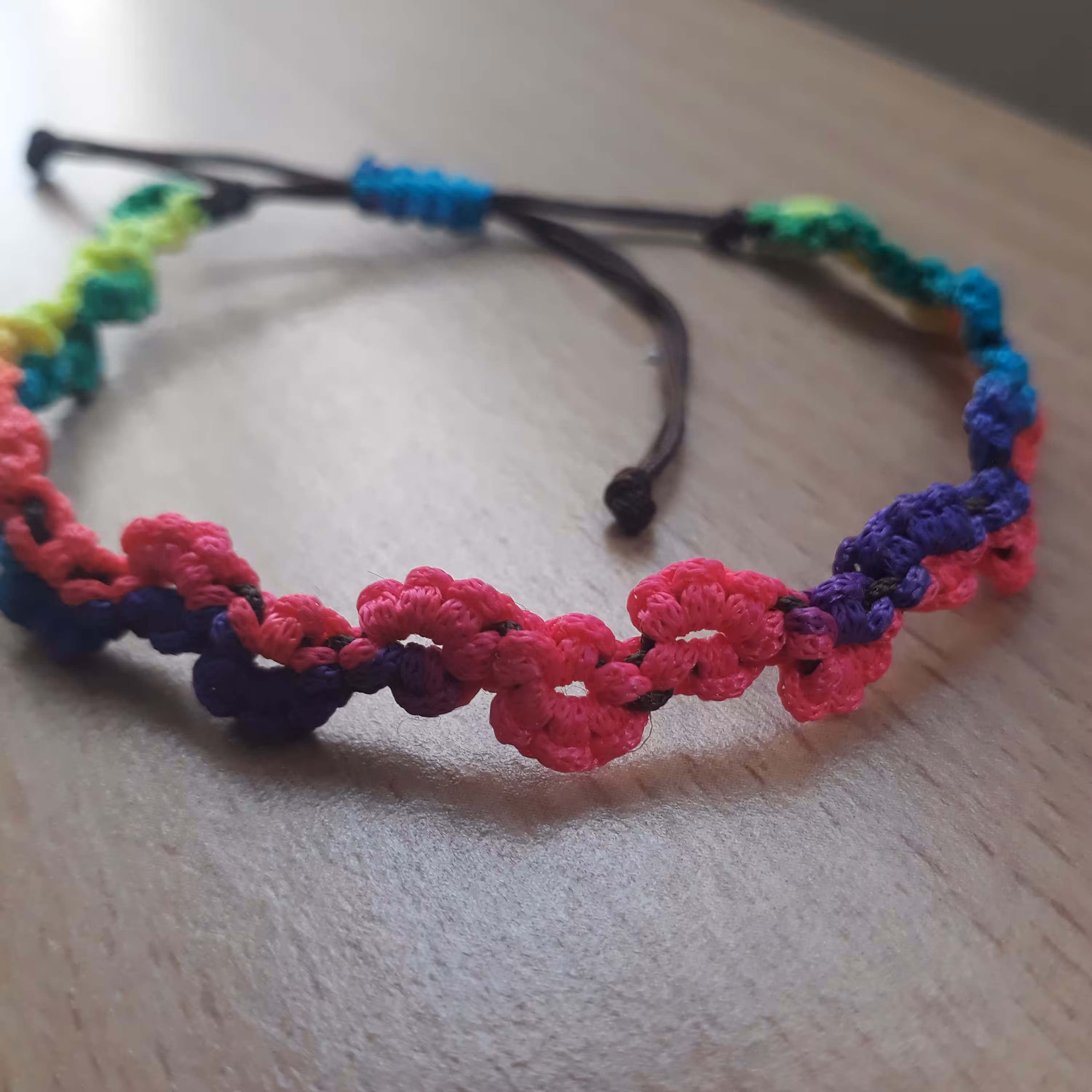 دستبند دوستی با نخ زرگری مدل گل هفت رنگ 