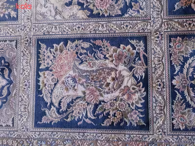 فرش ماشینی زمرد مشهد طرح 50002 زمینه آبی تیره