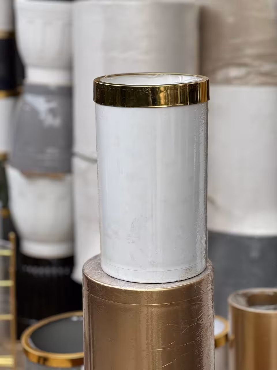 گلدان پلیمری 35 سانتی به همراه حلقه طلایی (رنگ سفید)