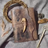 دفتر چرمی گوزن سرخ چرم گاوی افکتی قهوه ای ، چوب دست‌ساز ، 19/5 در 14 ، 120 برگ ، حکاکی شده