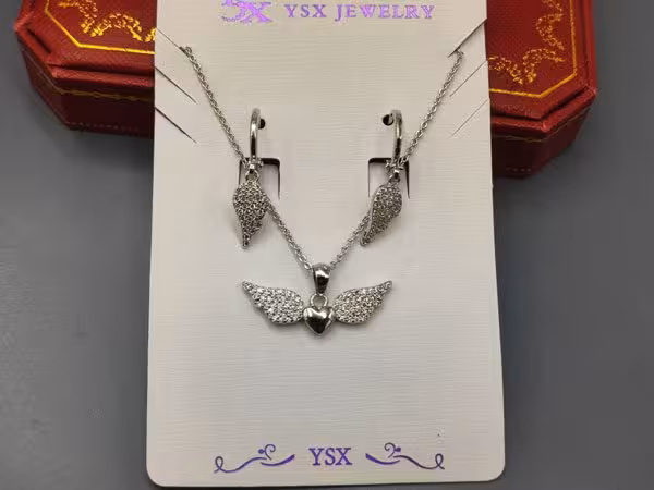 نیم ست نقره ای بال فرشته با نگین های مخراج