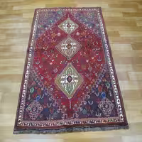 فرش دستباف شيراز طرح 3 ترنج سایز ذرع و نيم رنگ زمینه لاكي رنگ حاشیه كرم کد 38537