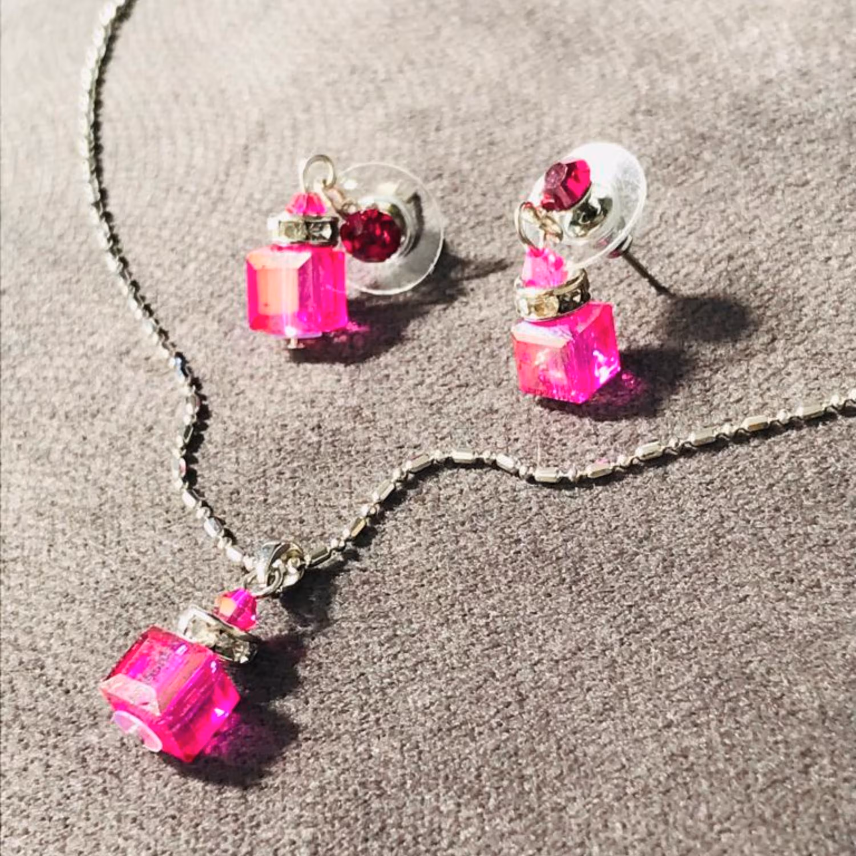 ست گوشواره و گردنبند ویکتوریا ساخت دانمارک بسیار خوشرنگ و زیبا و با کیفیت عالی