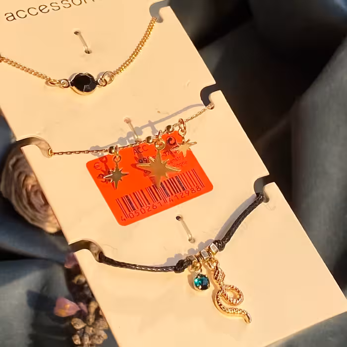 دستبند در پک سه تایی فوق العاده خاص در دست دستبند دخترانه  اکسسوری زنانه بینظیر برای کادو تولد زیورآلات وارداتی 