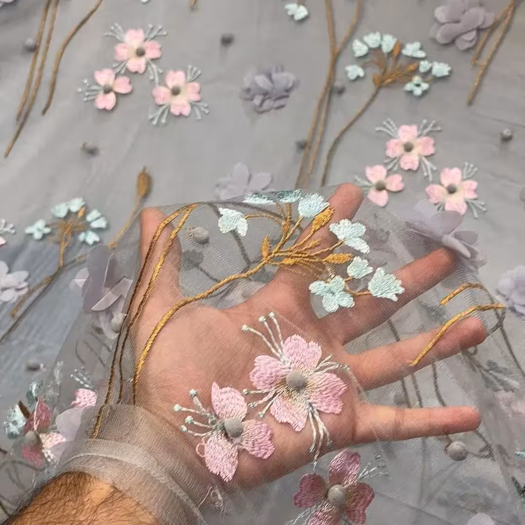 پارچه دانتل گلدوزی شده و گل برجسته