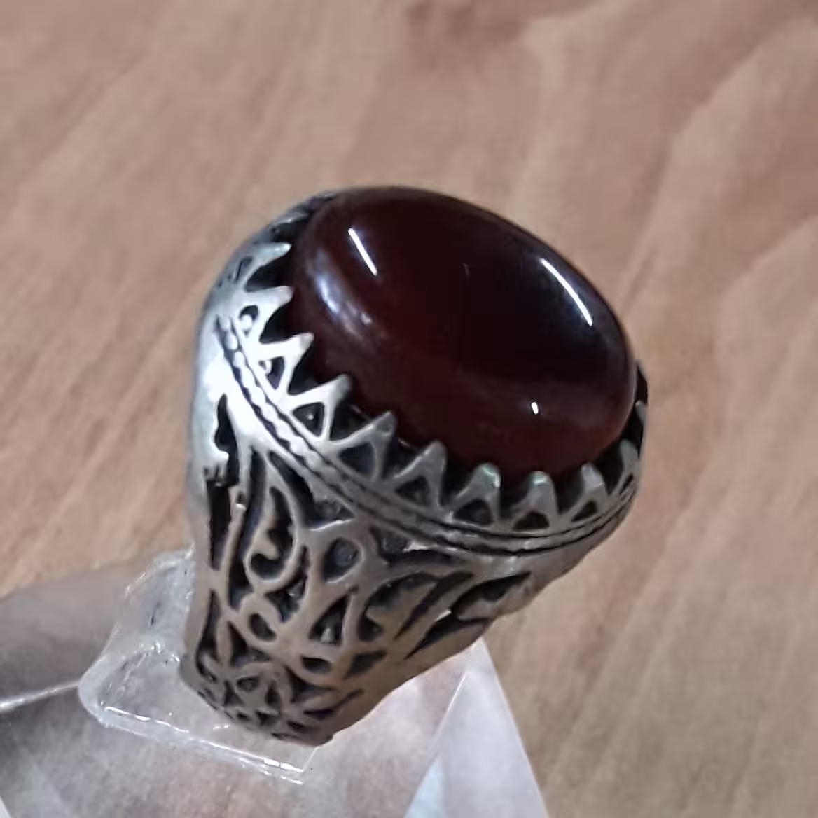 انگشتر عقیق زیبایی آلبالویی