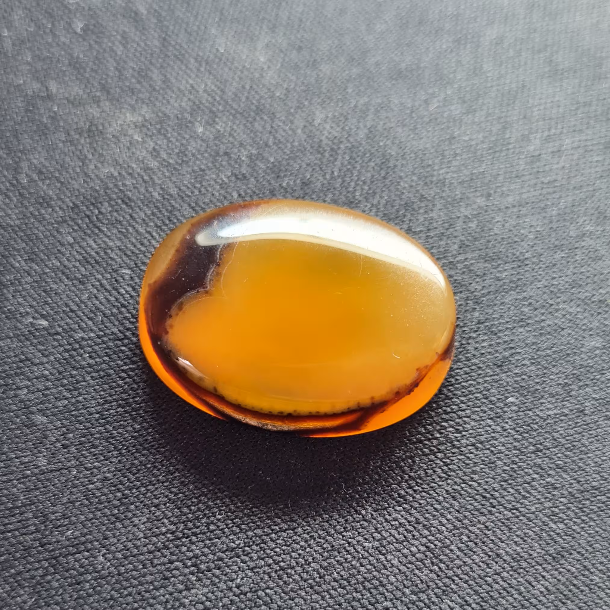 نگین عقیق زرد. مشخصات. طول 2.5 سانتی متر. عرض 1.9 سانتی متر. ارتفاع 0.6 سانتی متر.