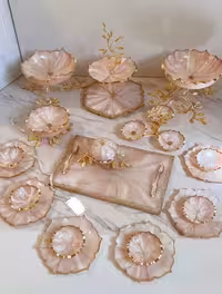 ظروف پذیرایی رزینی مرمر صورتی جهیزیه عروس سرویس 6نفره پایه برگی برنجی