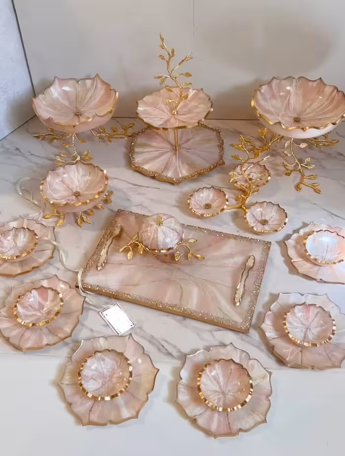 ظروف پذیرایی رزینی مرمر صورتی جهیزیه عروس سرویس 6نفره پایه برگی برنجی
