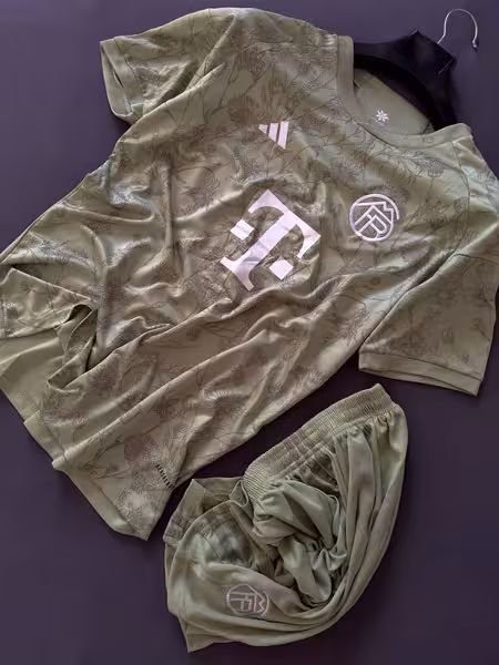 کیت چهارم بایرن مونیخ 2024 هواداری