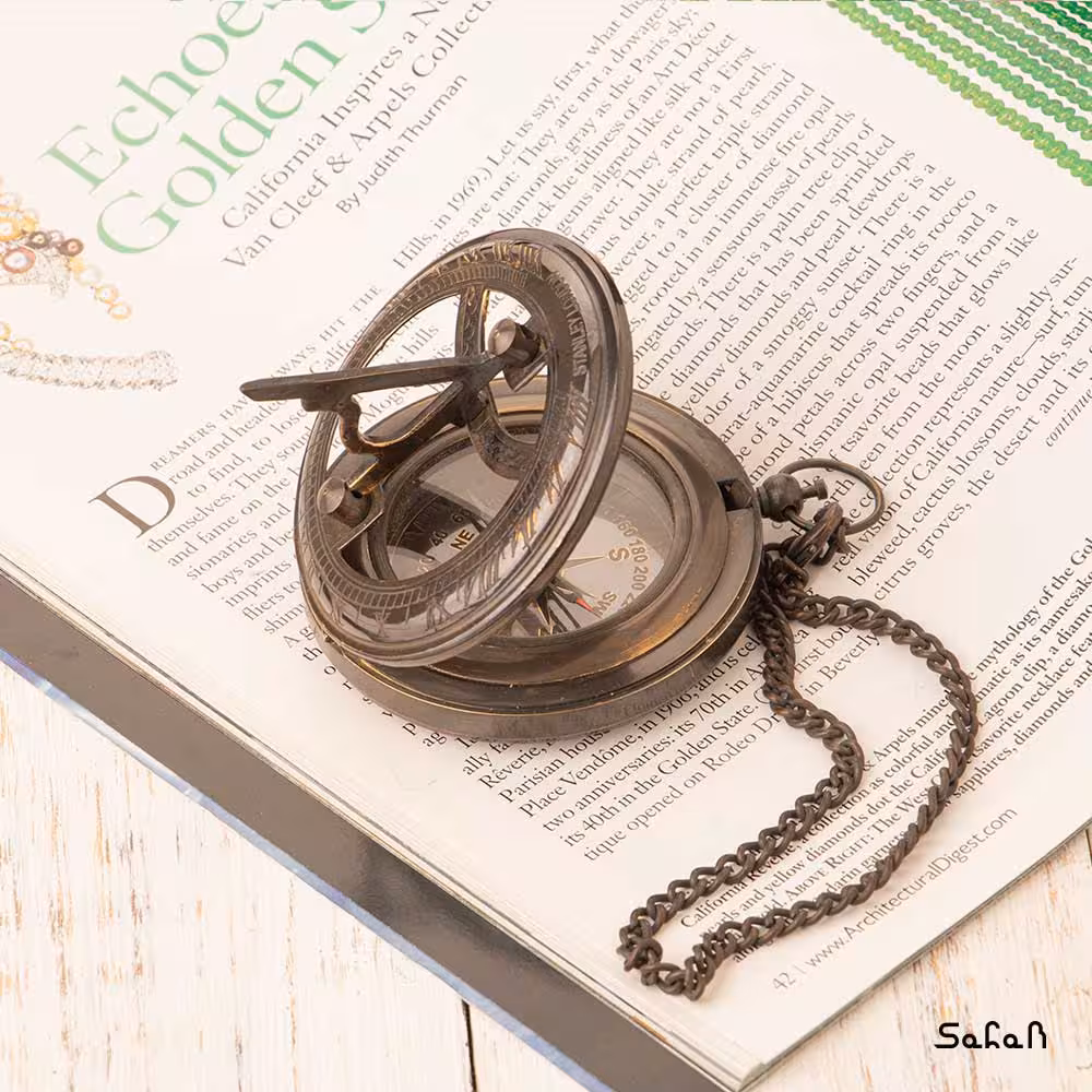 قطب نما برنجی هندی زنجیر دار درب دار برنزی