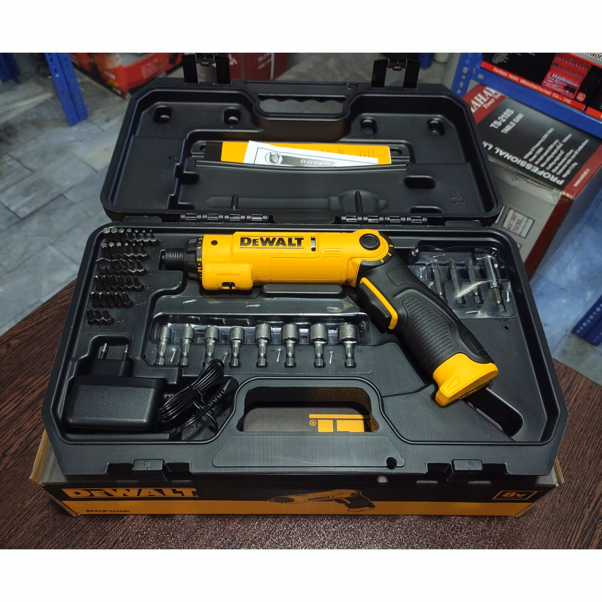 پیچگوشتی شارژی تاشو  8 ولت دیوالت